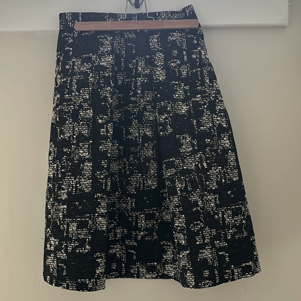 Zara extra small cotton & polyester dirndl skirt with pockets. Black and white